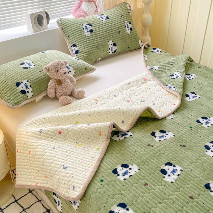 91家纺网 家纺一手货源 找家纺 云玲时尚 2025新款高克重牛奶绒印花夹棉床盖 假日小狗