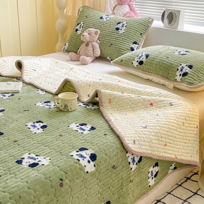 91家纺网 家纺一手货源 找家纺 云玲时尚 2025新款高克重牛奶绒印花夹棉床盖 假日小狗