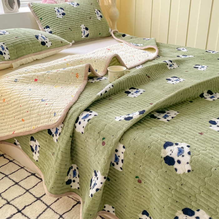 91家纺网 家纺一手货源 找家纺 云玲时尚 2025新款高克重牛奶绒印花夹棉床盖 假日小狗