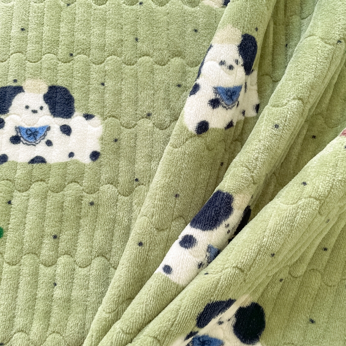 91家纺网 家纺一手货源 找家纺 云玲时尚 2025新款高克重牛奶绒印花夹棉床盖 假日小狗