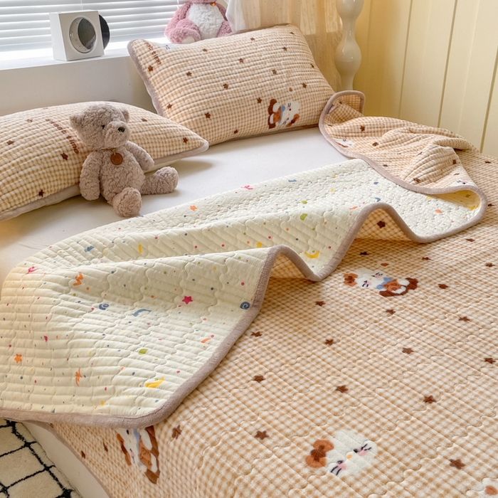 91家纺网 家纺一手货源 找家纺 云玲时尚 2025新款高克重牛奶绒印花夹棉床盖 凯蒂乐园