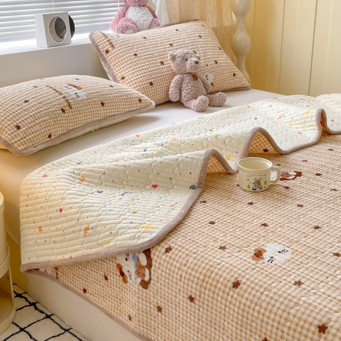 91家纺网 家纺一手货源 找家纺 云玲时尚 2025新款高克重牛奶绒印花夹棉床盖 凯蒂乐园