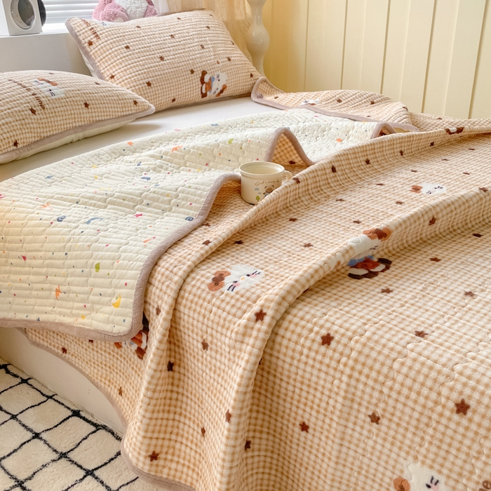 91家纺网 家纺一手货源 找家纺 云玲时尚 2025新款高克重牛奶绒印花夹棉床盖 凯蒂乐园