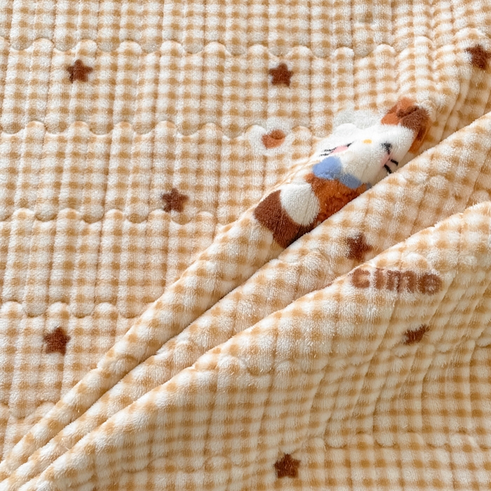 91家纺网 家纺一手货源 找家纺 云玲时尚 2025新款高克重牛奶绒印花夹棉床盖 凯蒂乐园