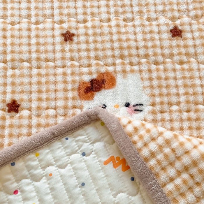 91家纺网 家纺一手货源 找家纺 云玲时尚 2025新款高克重牛奶绒印花夹棉床盖 凯蒂乐园