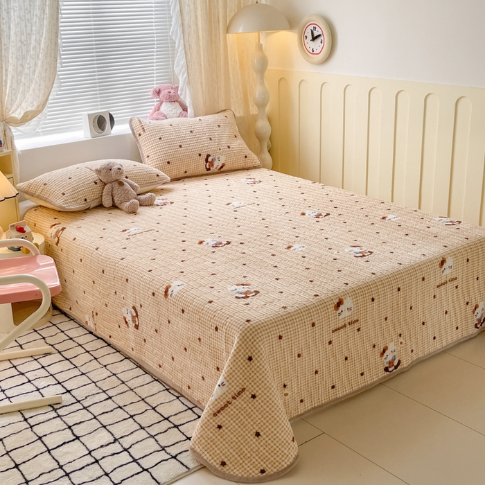 91家纺网 家纺一手货源 找家纺 云玲时尚 2025新款高克重牛奶绒印花夹棉床盖 凯蒂乐园