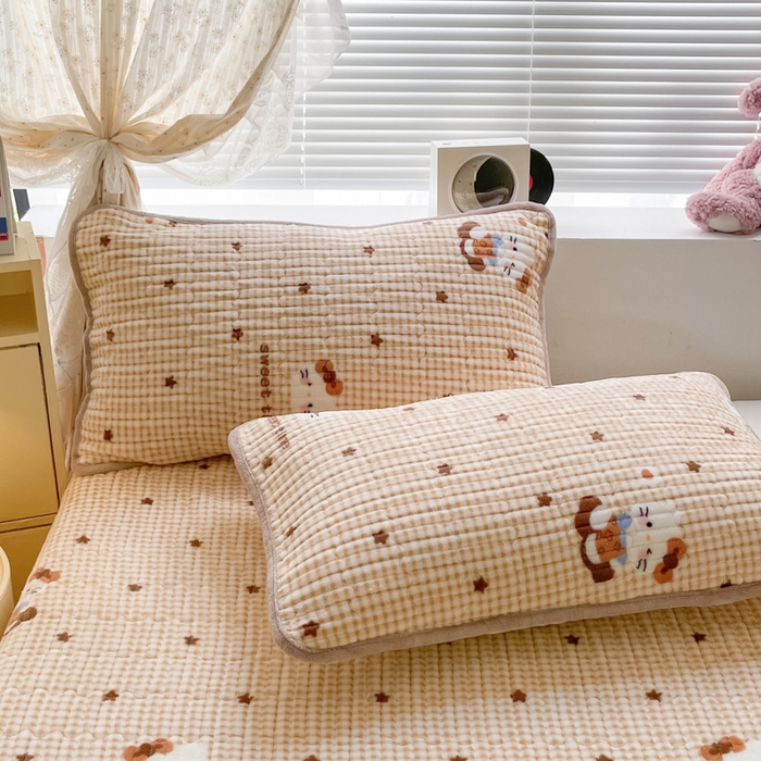 91家纺网 家纺一手货源 找家纺 云玲时尚 2025新款高克重牛奶绒印花夹棉床盖 凯蒂乐园