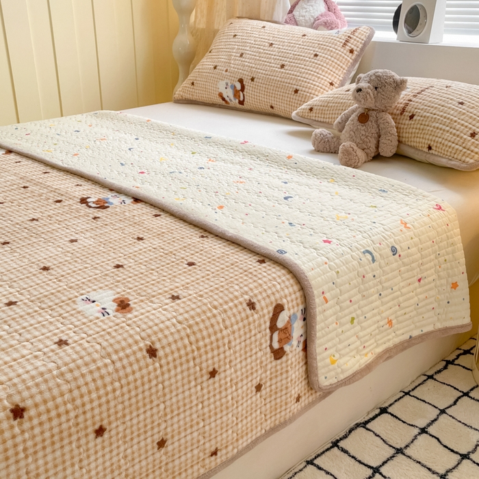 91家纺网 家纺一手货源 找家纺 云玲时尚 2025新款高克重牛奶绒印花夹棉床盖 凯蒂乐园