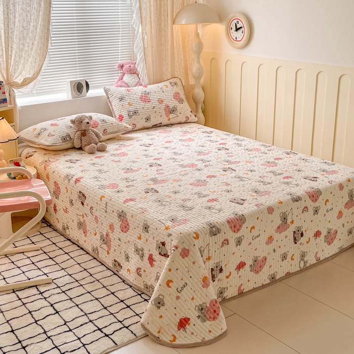 91家纺网 家纺一手货源 找家纺 云玲时尚 2025新款高克重牛奶绒印花夹棉床盖 考拉