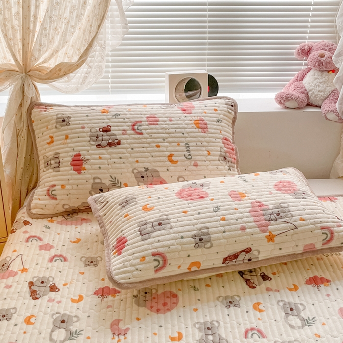 91家纺网 家纺一手货源 找家纺 云玲时尚 2025新款高克重牛奶绒印花夹棉床盖 考拉