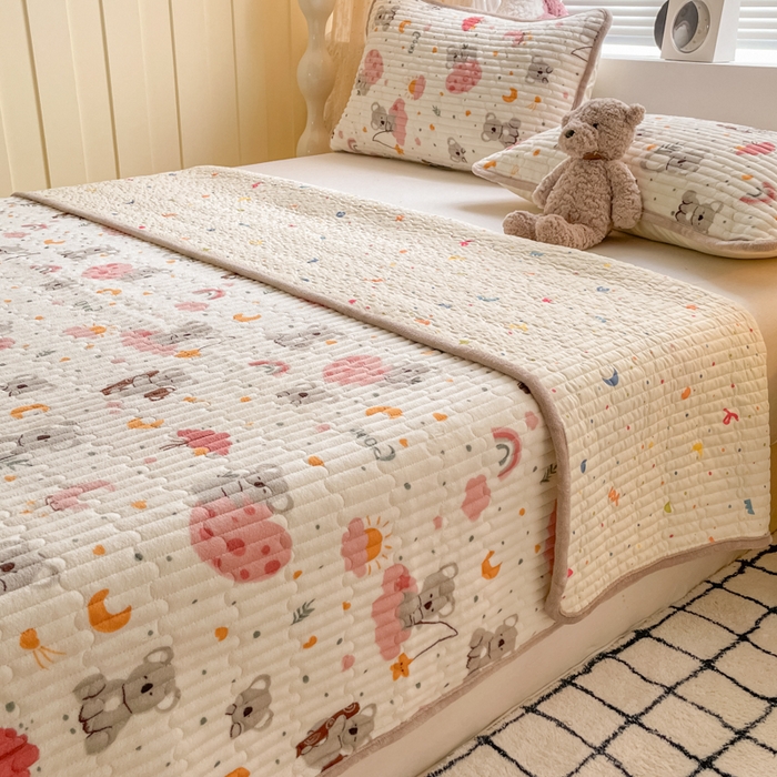 91家纺网 家纺一手货源 找家纺 云玲时尚 2025新款高克重牛奶绒印花夹棉床盖 考拉