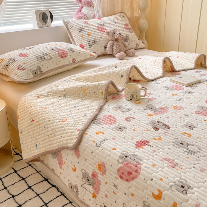 91家纺网 家纺一手货源 找家纺 云玲时尚 2025新款高克重牛奶绒印花夹棉床盖 考拉