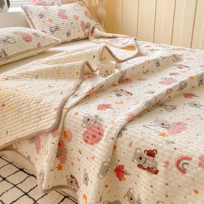 91家纺网 家纺一手货源 找家纺 云玲时尚 2025新款高克重牛奶绒印花夹棉床盖 考拉