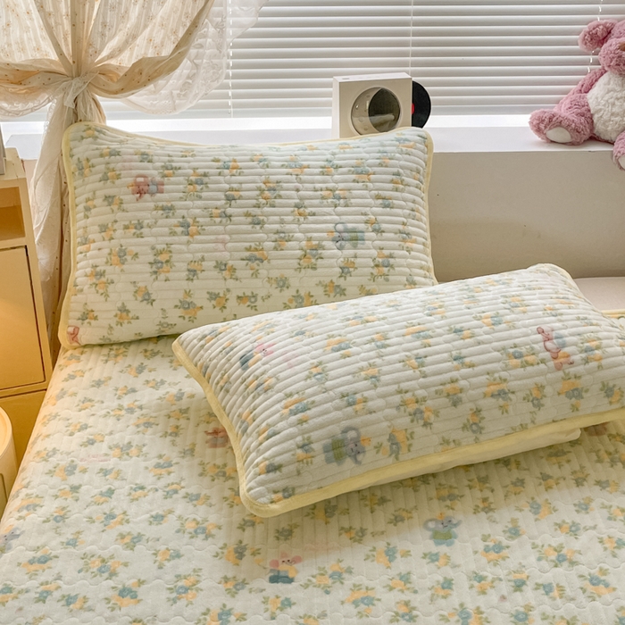 91家纺网 家纺一手货源 找家纺 云玲时尚 2025新款高克重牛奶绒印花夹棉床盖 快乐小象