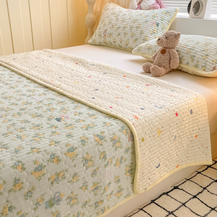 91家纺网 家纺一手货源 找家纺 云玲时尚 2025新款高克重牛奶绒印花夹棉床盖 快乐小象