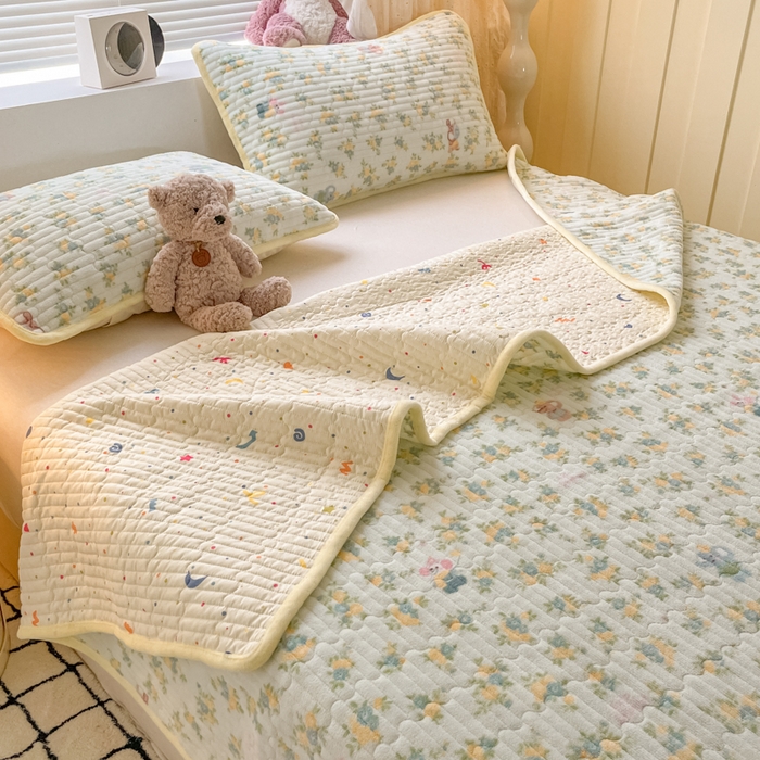 91家纺网 家纺一手货源 找家纺 云玲时尚 2025新款高克重牛奶绒印花夹棉床盖 快乐小象