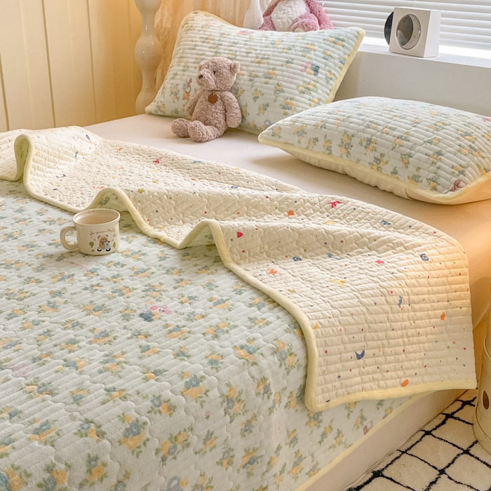 91家纺网 家纺一手货源 找家纺 云玲时尚 2025新款高克重牛奶绒印花夹棉床盖 快乐小象