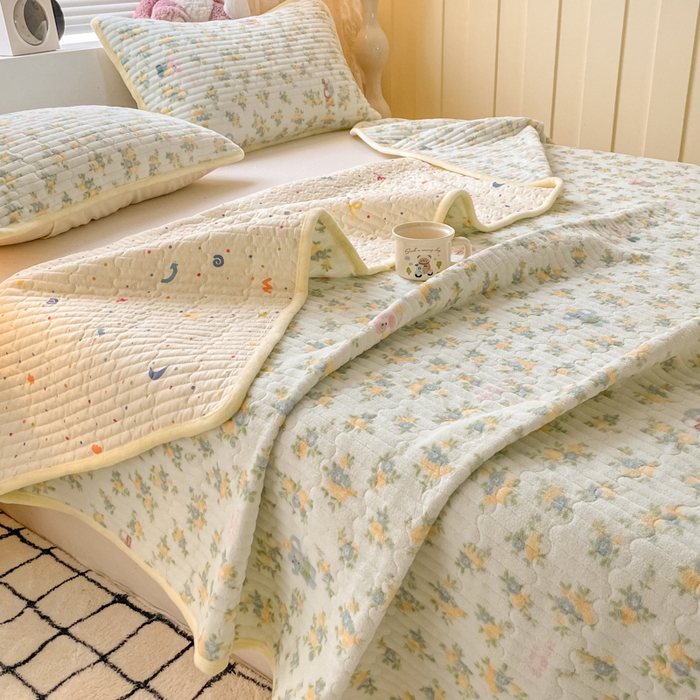 91家纺网 家纺一手货源 找家纺 云玲时尚 2025新款高克重牛奶绒印花夹棉床盖 快乐小象