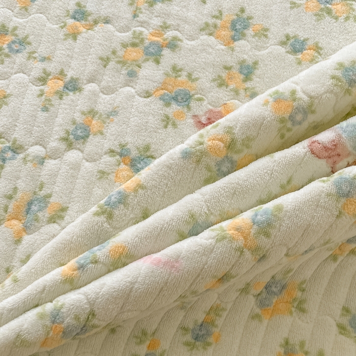 91家纺网 家纺一手货源 找家纺 云玲时尚 2025新款高克重牛奶绒印花夹棉床盖 快乐小象