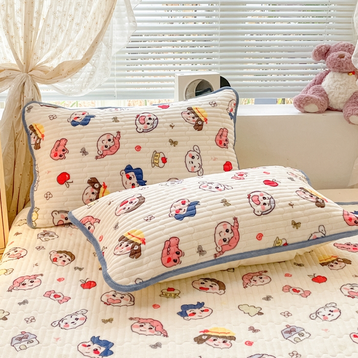 91家纺网 家纺一手货源 找家纺 云玲时尚 2025新款高克重牛奶绒印花夹棉床盖 快乐一家