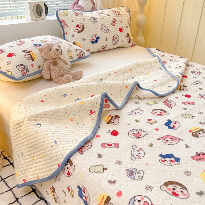 91家纺网 家纺一手货源 找家纺 云玲时尚 2025新款高克重牛奶绒印花夹棉床盖 快乐一家