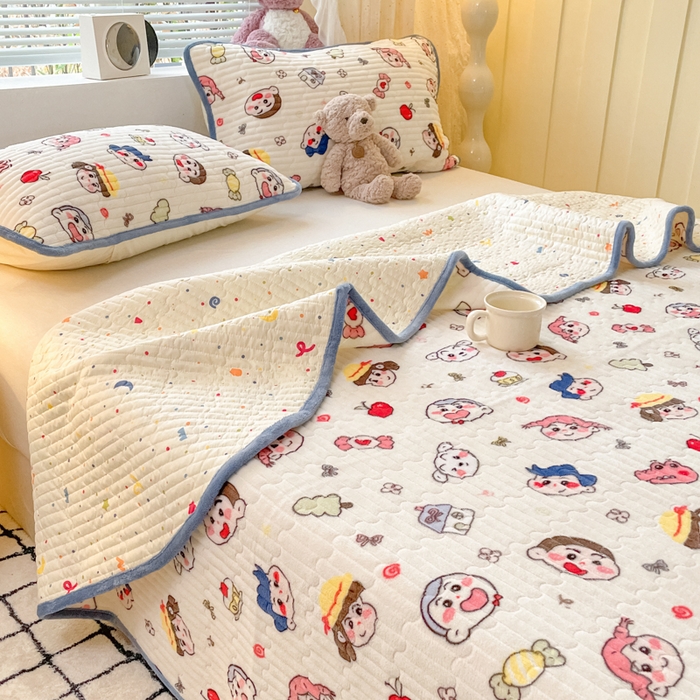 91家纺网 家纺一手货源 找家纺 云玲时尚 2025新款高克重牛奶绒印花夹棉床盖 快乐一家