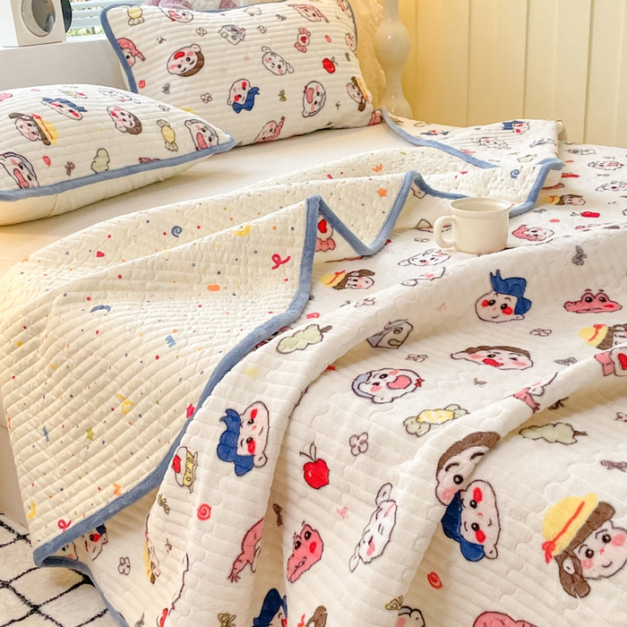 91家纺网 家纺一手货源 找家纺 云玲时尚 2025新款高克重牛奶绒印花夹棉床盖 快乐一家