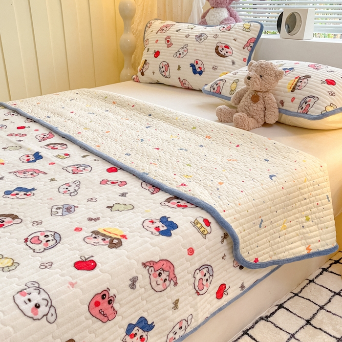 91家纺网 家纺一手货源 找家纺 云玲时尚 2025新款高克重牛奶绒印花夹棉床盖 快乐一家