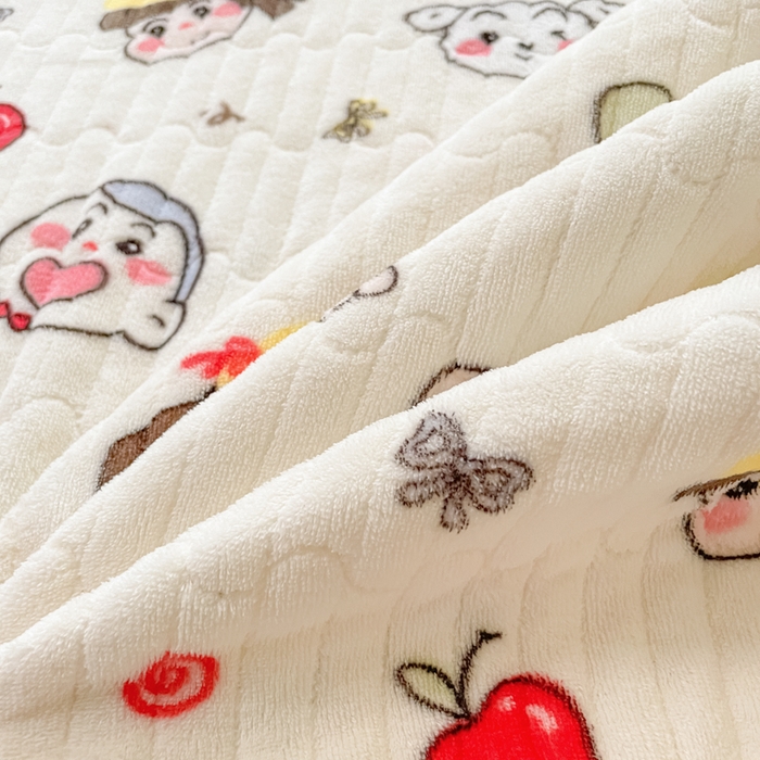 91家纺网 家纺一手货源 找家纺 云玲时尚 2025新款高克重牛奶绒印花夹棉床盖 快乐一家