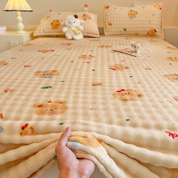 91家纺网 家纺一手货源 找家纺 绣女坊 2025新款A类高克重牛奶绒泡泡绒印花床单单件冬季保暖毛绒毯子绒床单三件套 黄油小熊
