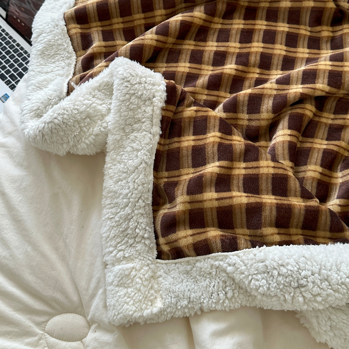 91家纺网 家纺一手货源 找家纺 艾咪-Amy ntmy 2025新款中古风牛奶绒羊羔绒双层毯 可乐加糖