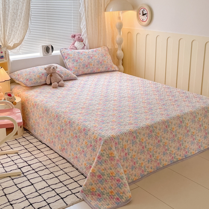 91家纺网 家纺一手货源 找家纺 云玲时尚 2025新款高克重牛奶绒印花夹棉床盖 漫漫花海