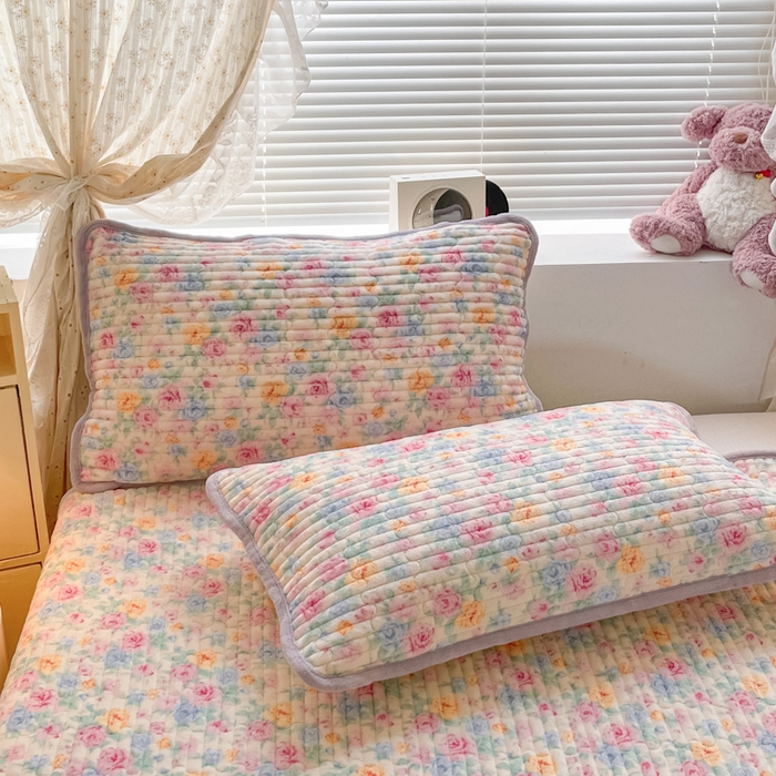 91家纺网 家纺一手货源 找家纺 云玲时尚 2025新款高克重牛奶绒印花夹棉床盖 漫漫花海