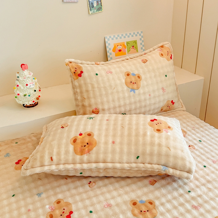 91家纺网 家纺一手货源 找家纺 绣女坊 2025新款A类高克重牛奶绒泡泡绒印花床单单件冬季保暖毛绒毯子绒床单三件套 黄油小熊