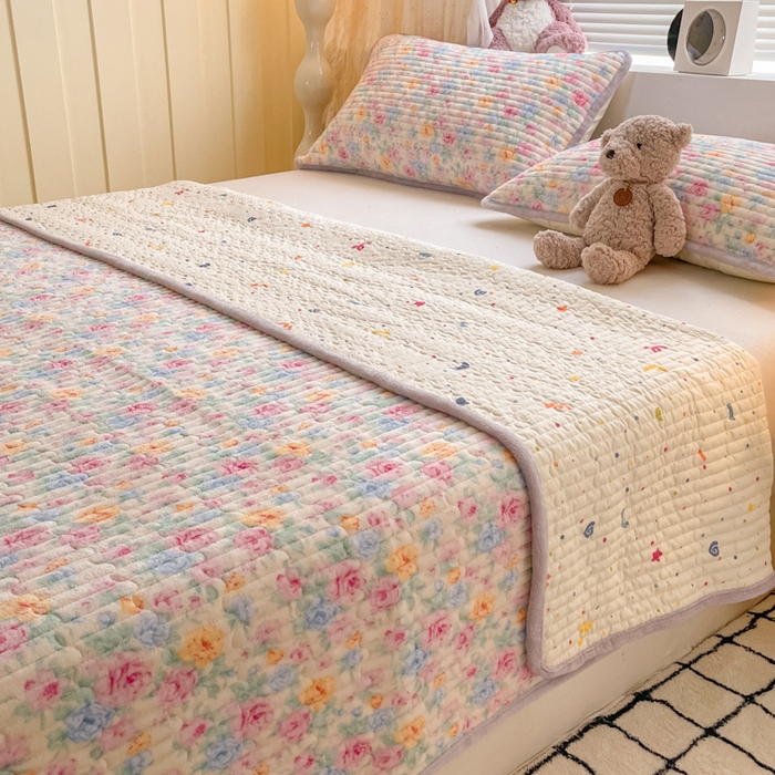 91家纺网 家纺一手货源 找家纺 云玲时尚 2025新款高克重牛奶绒印花夹棉床盖 漫漫花海