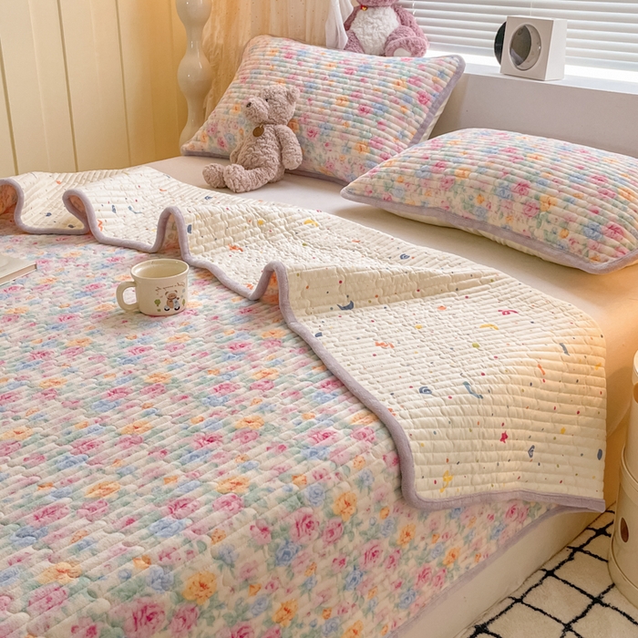 91家纺网 家纺一手货源 找家纺 云玲时尚 2025新款高克重牛奶绒印花夹棉床盖 漫漫花海