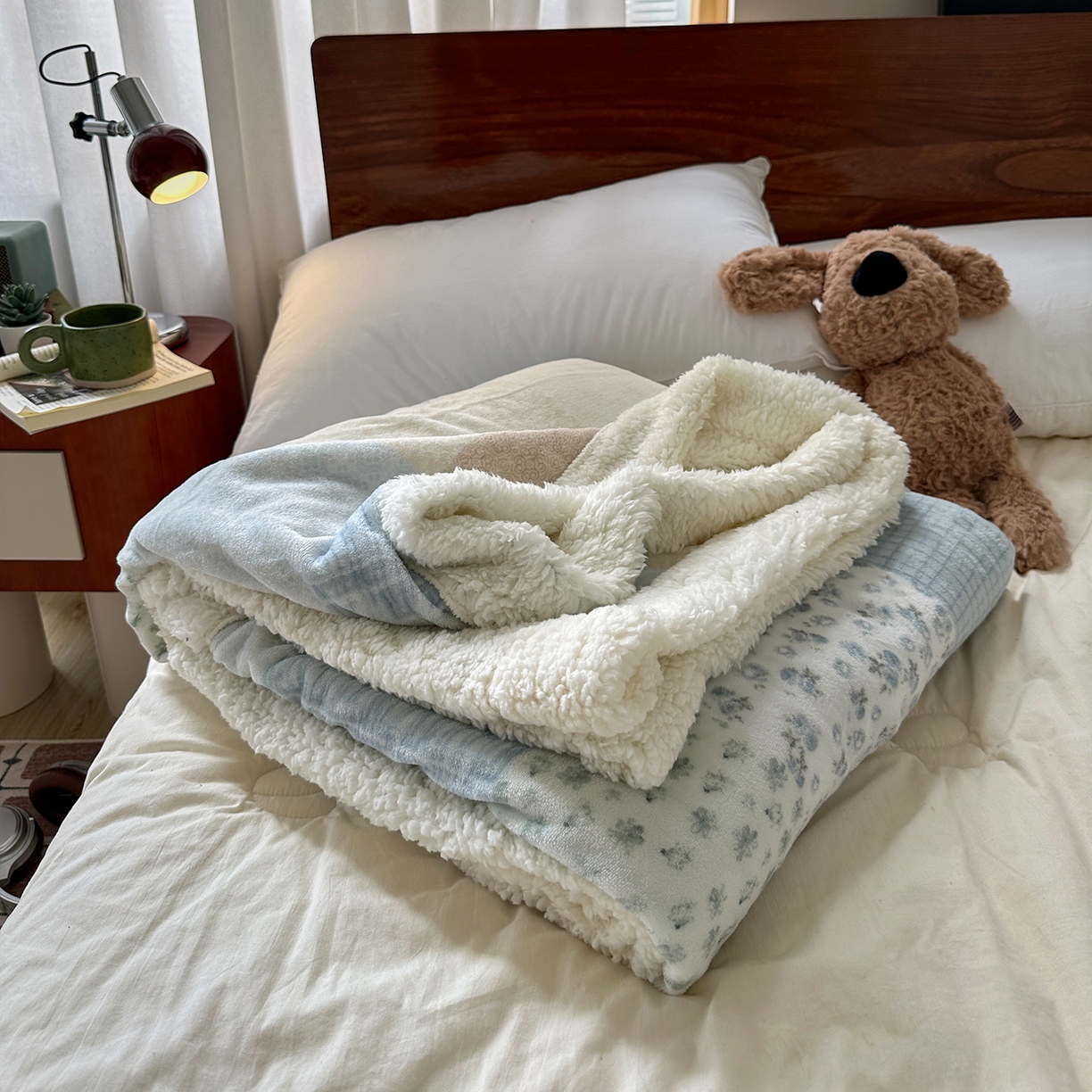 91家纺网 家纺一手货源 找家纺 艾咪-Amy ntmy 2025新款中古风牛奶绒羊羔绒双层毯 花栖礼蓝