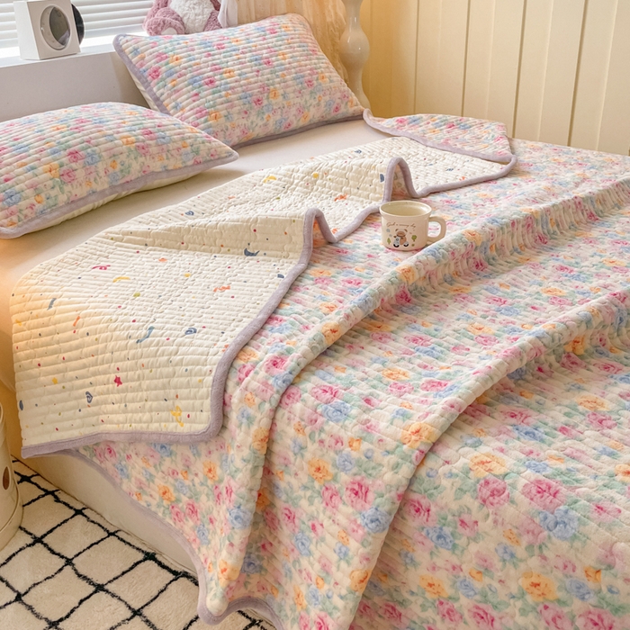 91家纺网 家纺一手货源 找家纺 云玲时尚 2025新款高克重牛奶绒印花夹棉床盖 漫漫花海