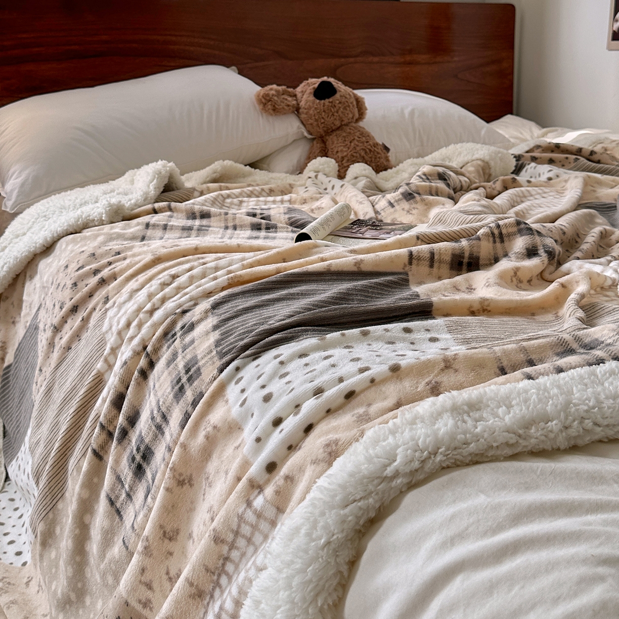 91家纺网 家纺一手货源 找家纺 艾咪-Amy ntmy 2025新款中古风牛奶绒羊羔绒双层毯 花栖礼咖