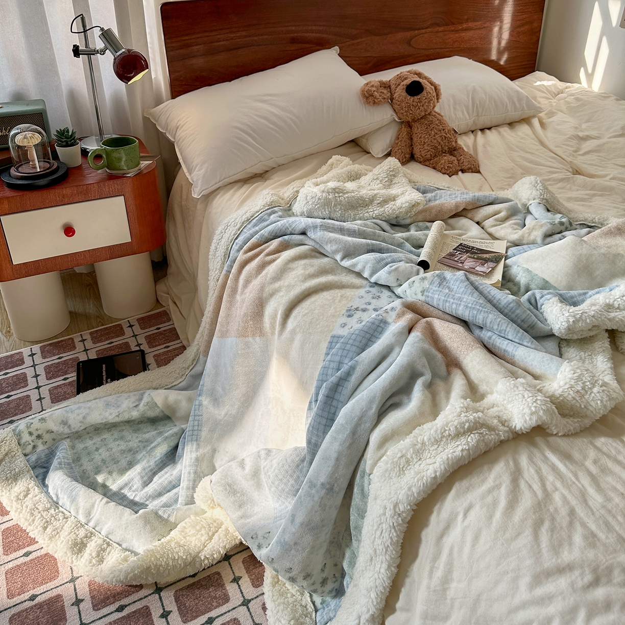 91家纺网 家纺一手货源 找家纺 艾咪-Amy ntmy 2025新款中古风牛奶绒羊羔绒双层毯 花栖礼蓝