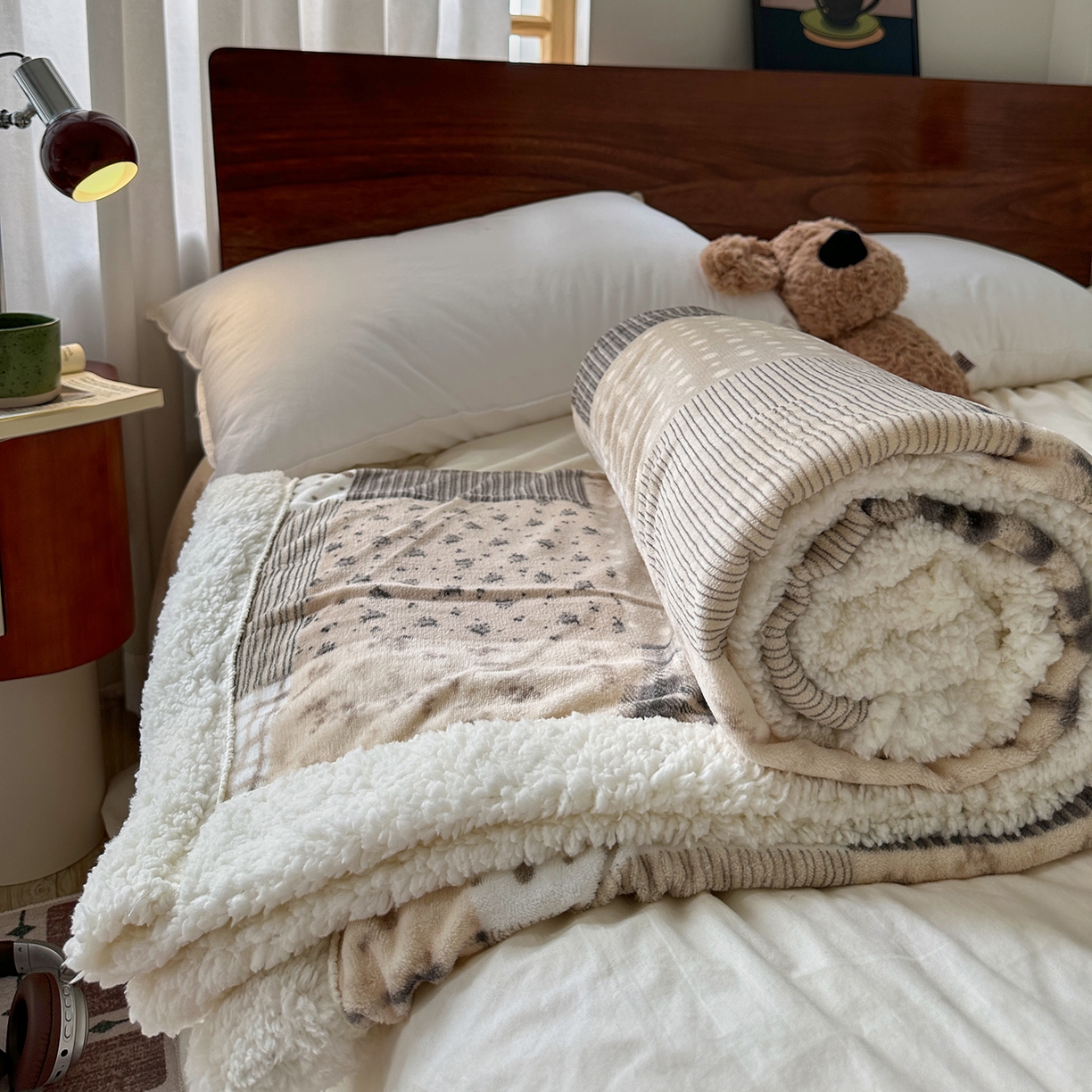 91家纺网 家纺一手货源 找家纺 艾咪-Amy ntmy 2025新款中古风牛奶绒羊羔绒双层毯 花栖礼咖