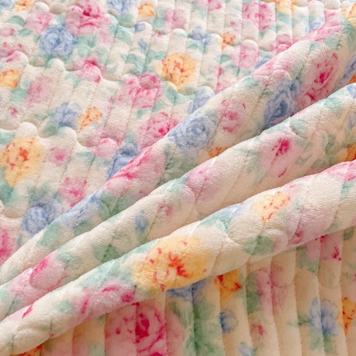 91家纺网 家纺一手货源 找家纺 云玲时尚 2025新款高克重牛奶绒印花夹棉床盖 漫漫花海