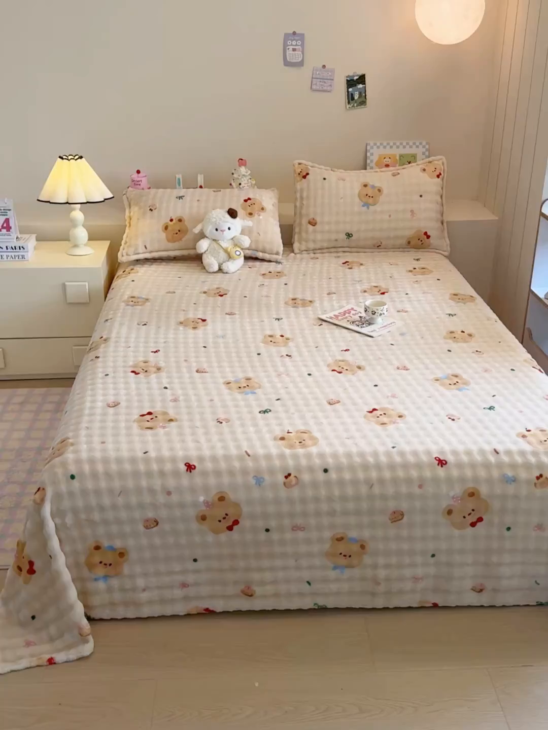 91家纺网 家纺一手货源 找家纺 绣女坊 2025新款A类高克重牛奶绒泡泡绒印花床单单件冬季保暖毛绒毯子绒床单三件套 黄油小熊