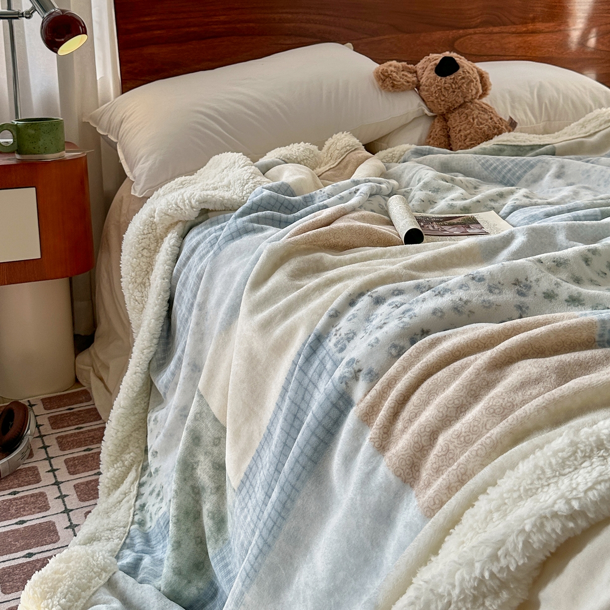 91家纺网 家纺一手货源 找家纺 艾咪-Amy ntmy 2025新款中古风牛奶绒羊羔绒双层毯 花栖礼蓝