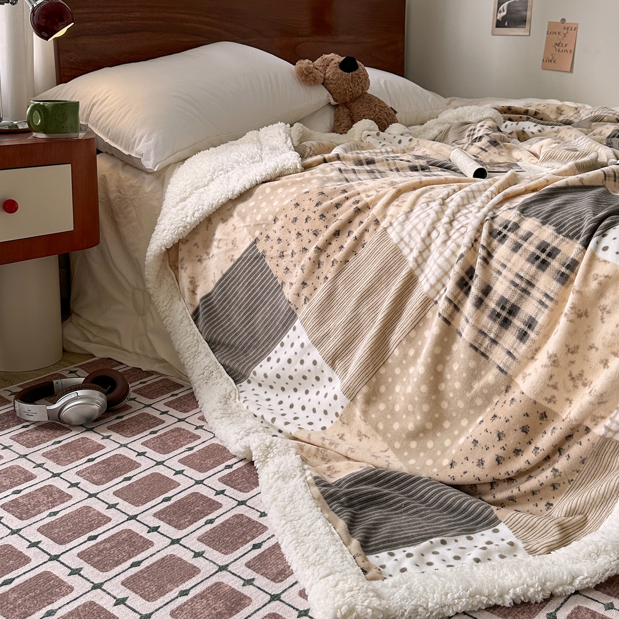 91家纺网 家纺一手货源 找家纺 艾咪-Amy ntmy 2025新款中古风牛奶绒羊羔绒双层毯 花栖礼咖