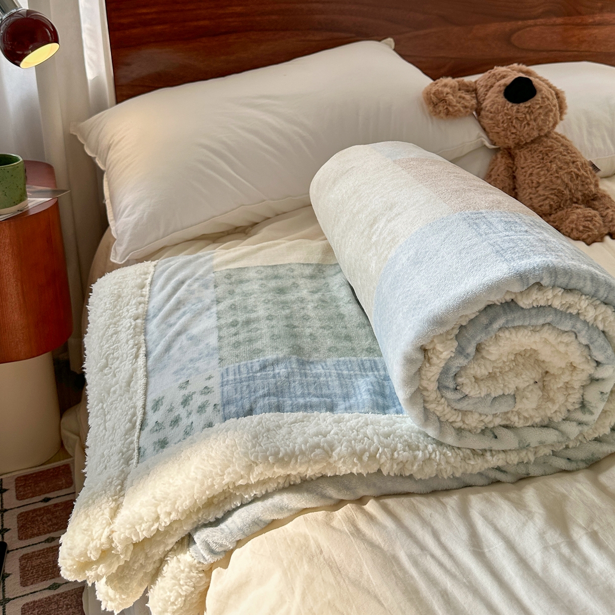 91家纺网 家纺一手货源 找家纺 艾咪-Amy ntmy 2025新款中古风牛奶绒羊羔绒双层毯 花栖礼蓝