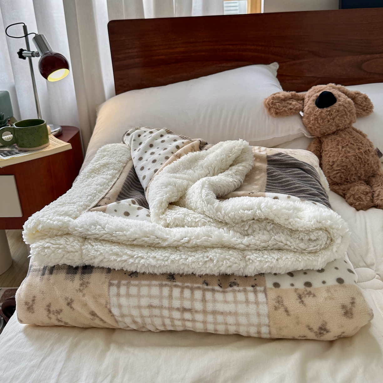 91家纺网 家纺一手货源 找家纺 艾咪-Amy ntmy 2025新款中古风牛奶绒羊羔绒双层毯 花栖礼咖