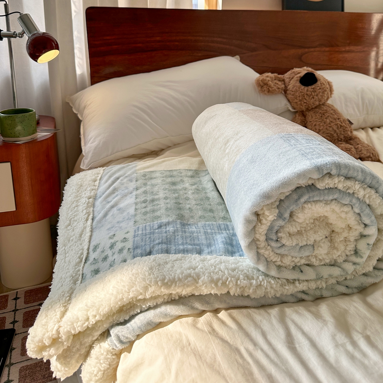 91家纺网 家纺一手货源 找家纺 艾咪-Amy ntmy 2025新款中古风牛奶绒羊羔绒双层毯 花栖礼蓝