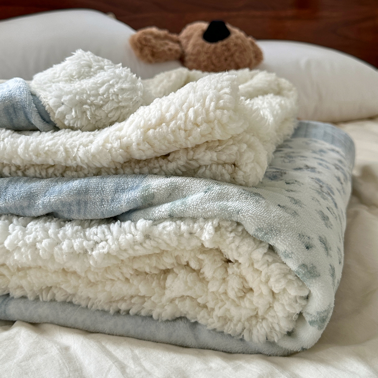 91家纺网 家纺一手货源 找家纺 艾咪-Amy ntmy 2025新款中古风牛奶绒羊羔绒双层毯 花栖礼蓝