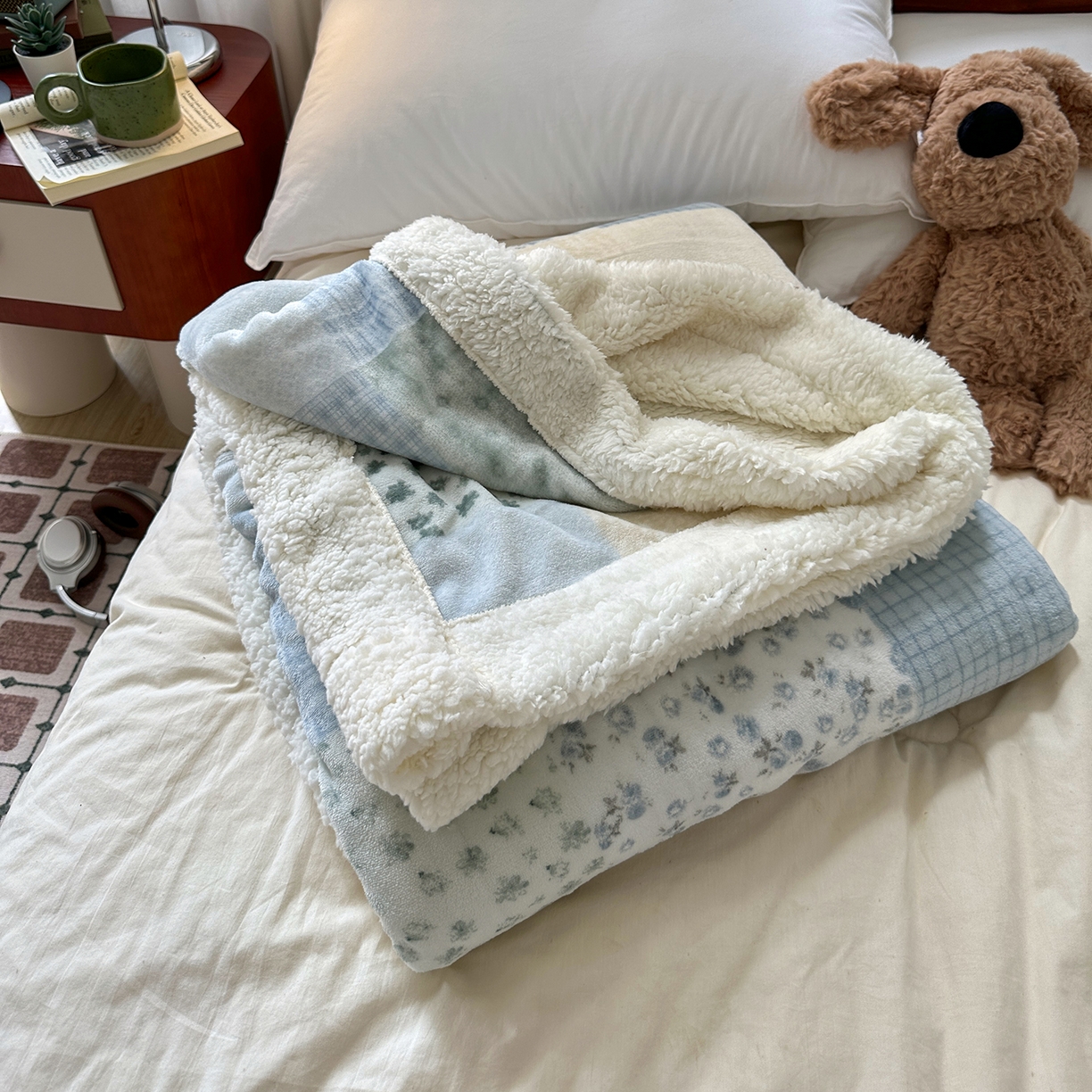 91家纺网 家纺一手货源 找家纺 艾咪-Amy ntmy 2025新款中古风牛奶绒羊羔绒双层毯 花栖礼蓝